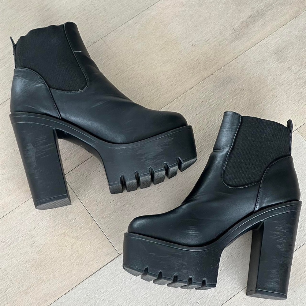 Chunky platform boots